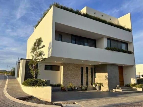 Casa con amplio jardin en la vista residencial queretaro