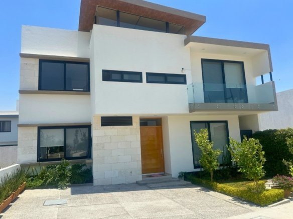 Fachada de hermosa casa en Residencial Mayorazgo, Querétaro.