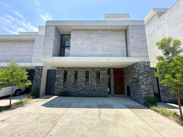 casa en venta en Altos Juriquilla, Querétaro de 3 niveles