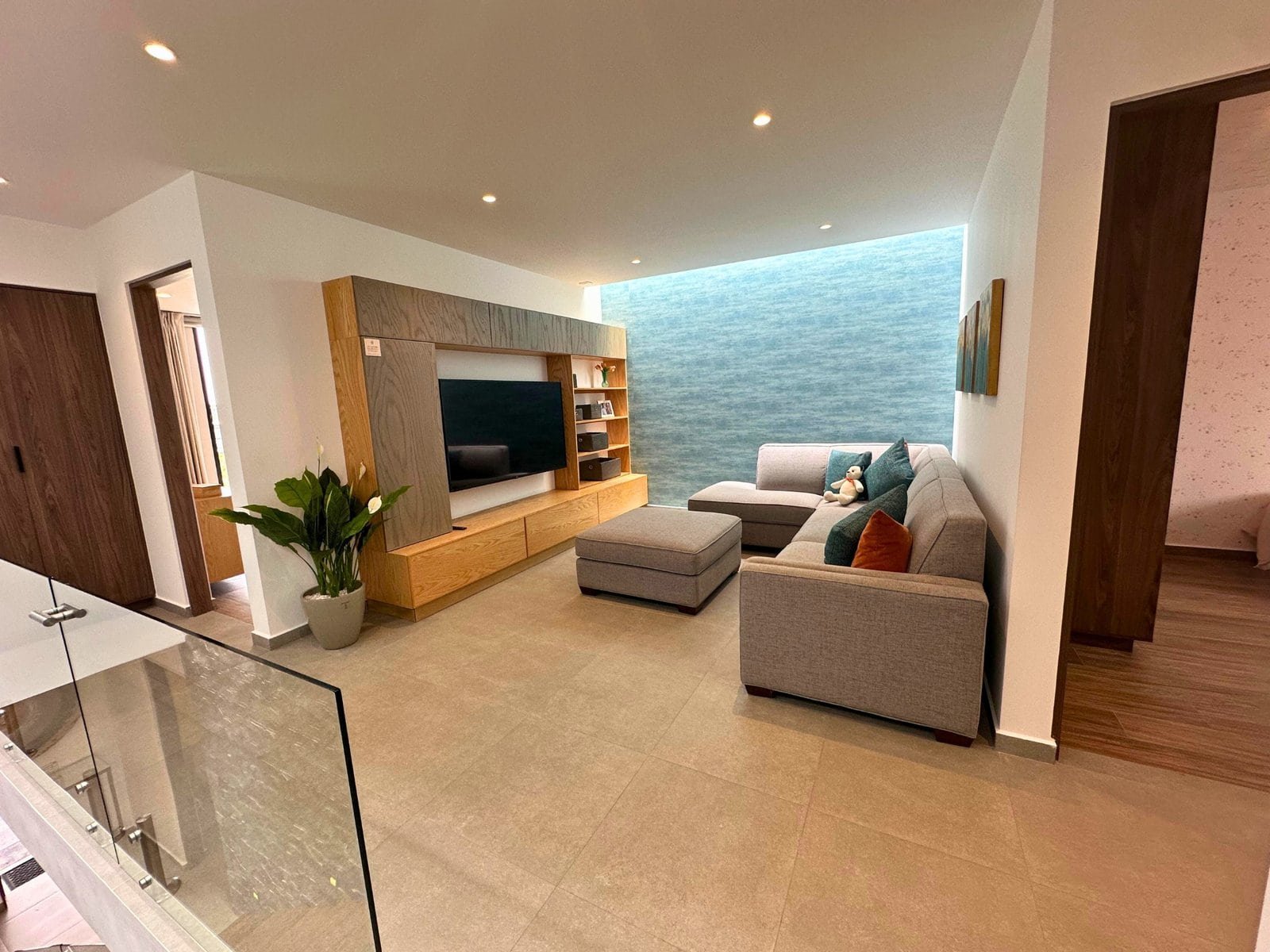 amplia sala de TV en planta alta en casas en venta en nuevo refugio el olmo