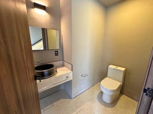 medio baño de visitas de casa en lomas del campanario norte, Querétaro.
