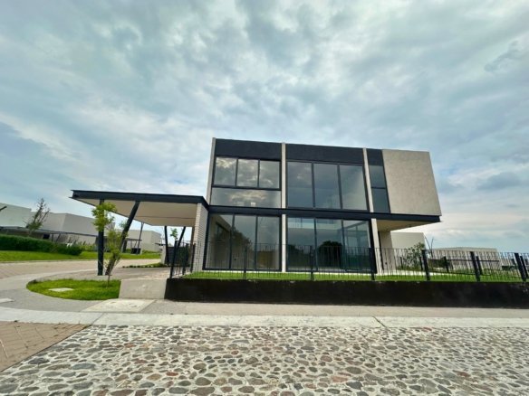 fachada de casa en lomes del campanario norte, queretaro. San felipe