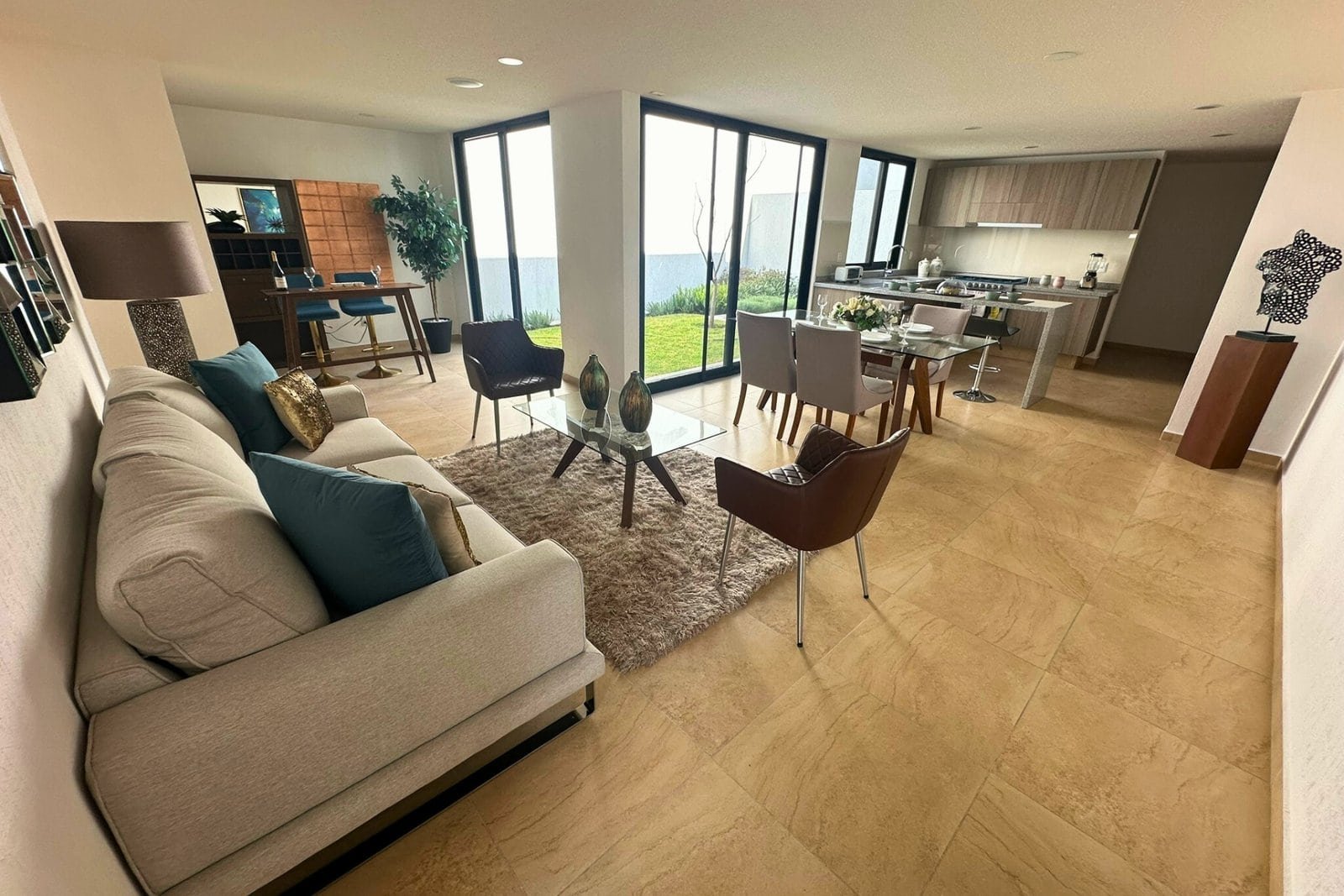 casa en venta en zibata con cocina integral y sala-comedor amplios. jardin amplio