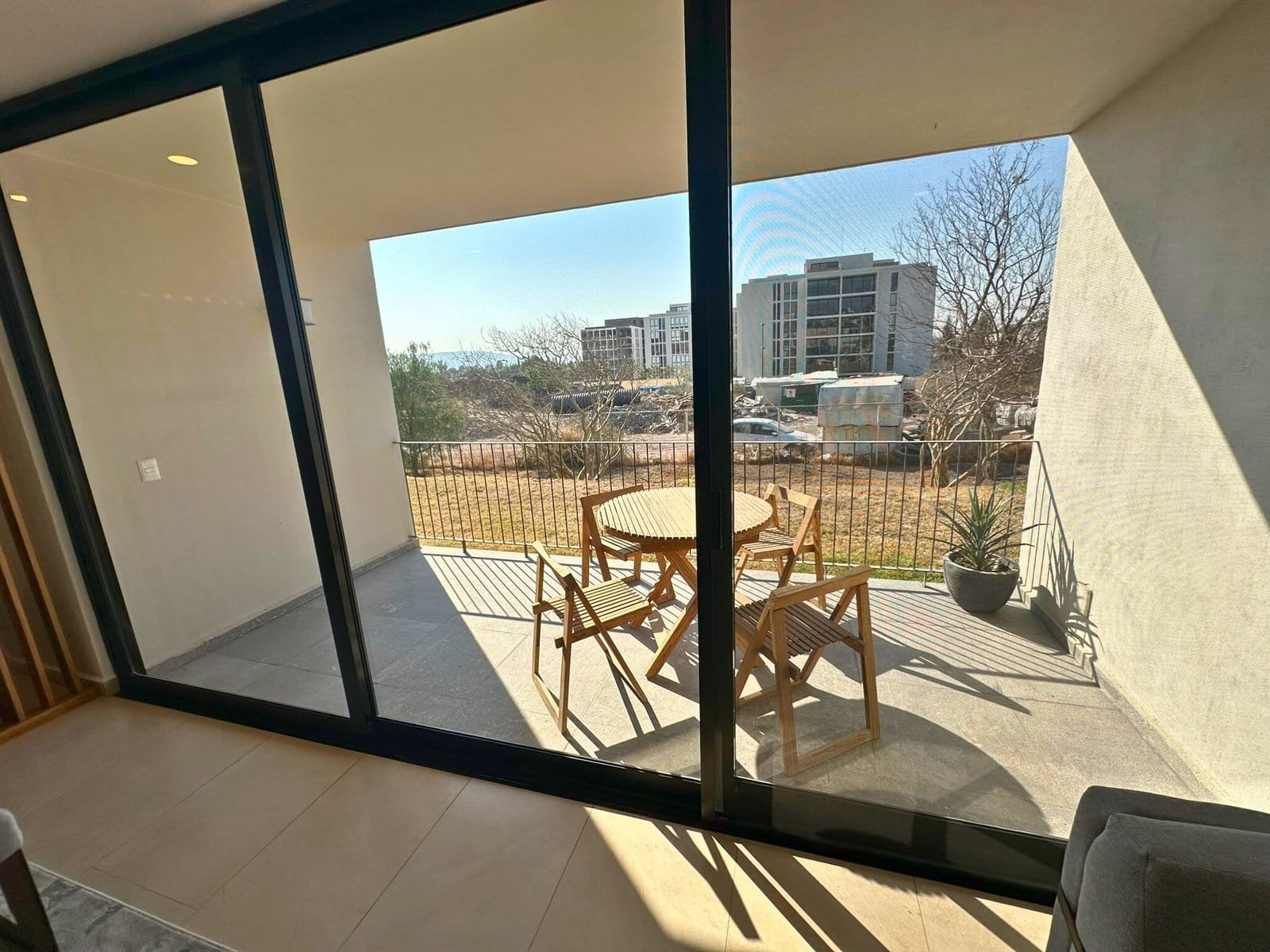 terraza de sala de departamento en venta en juriquilla cerca de antea