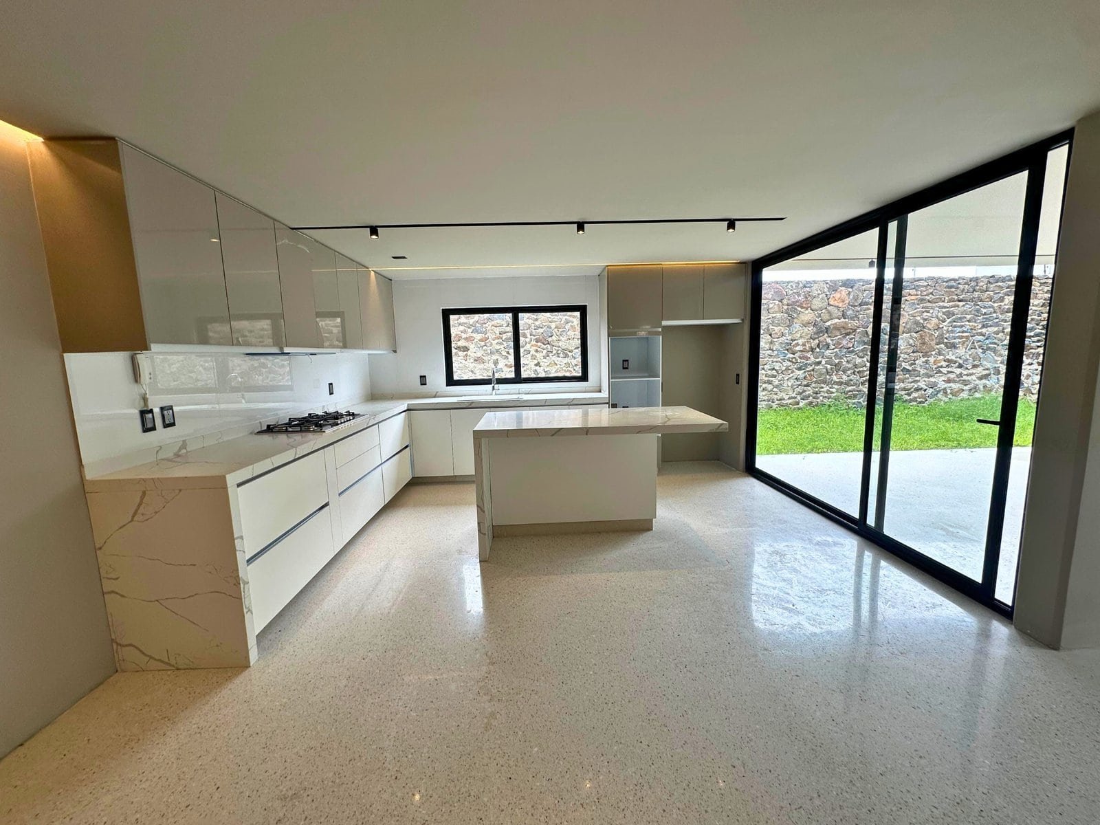 cocina integral de casa en lomas del campanario norte, querétaro. 61
