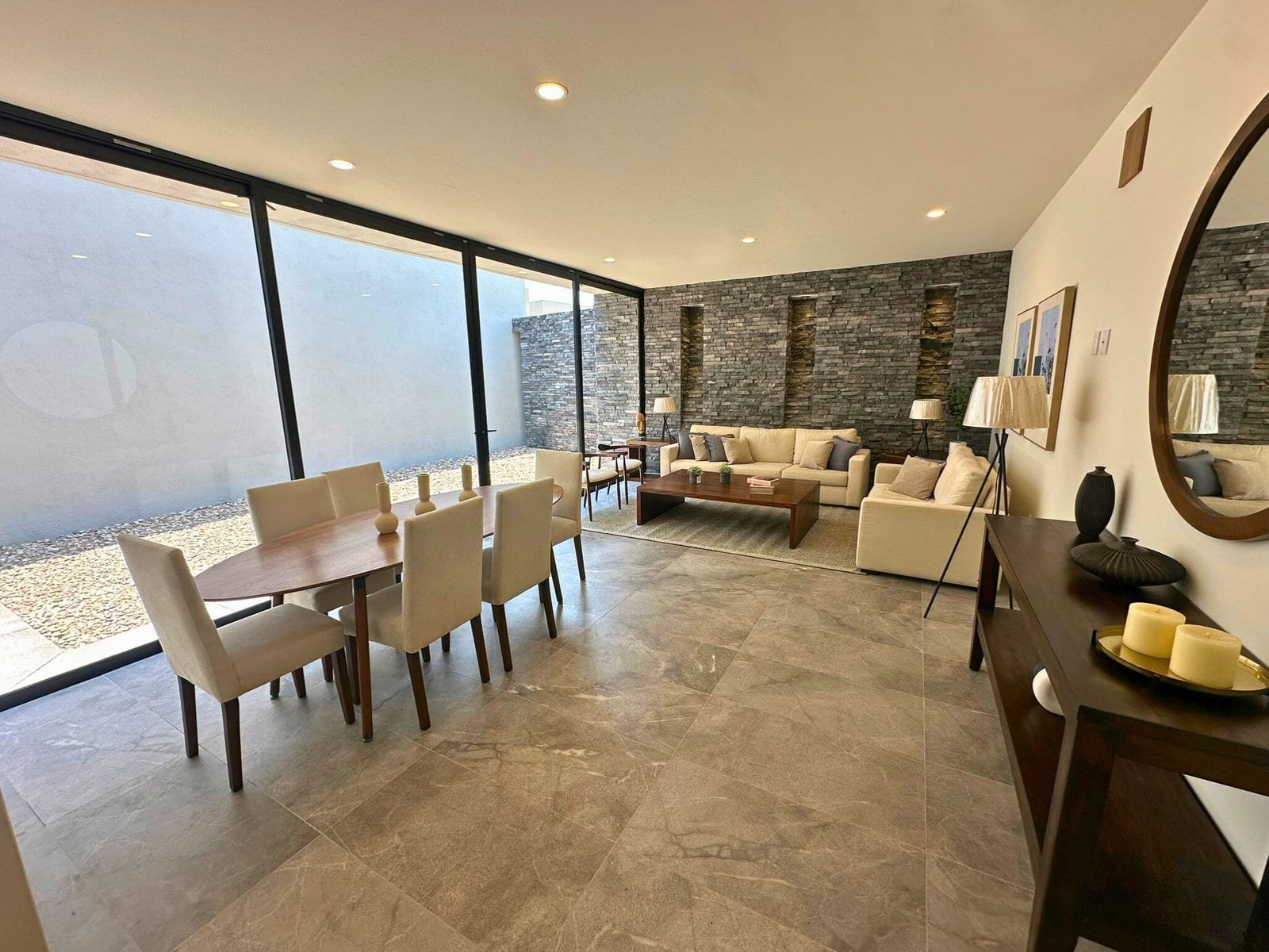 sala y comedor en casa en venta en altos juriquilla