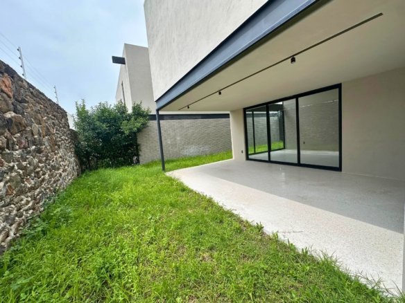 jardin 2 en L de casa en lomas del campanario norte, querétaro. 61