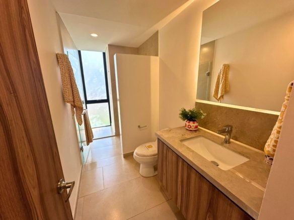baño completo compartido de sala de departamento en venta en juriquilla cerca de antea