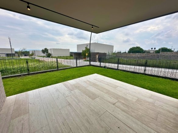 vista al jardin en L de casa en lomes del campanario norte