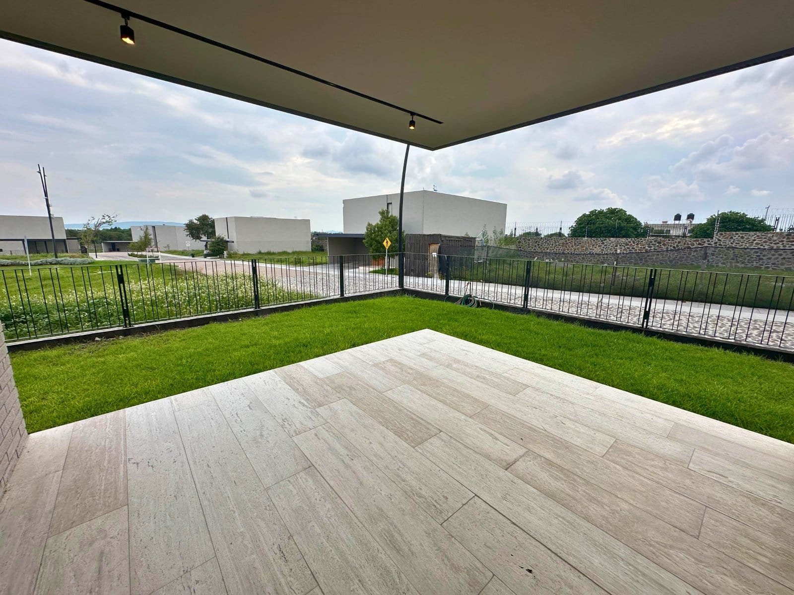 vista al jardin en L de casa en lomes del campanario norte