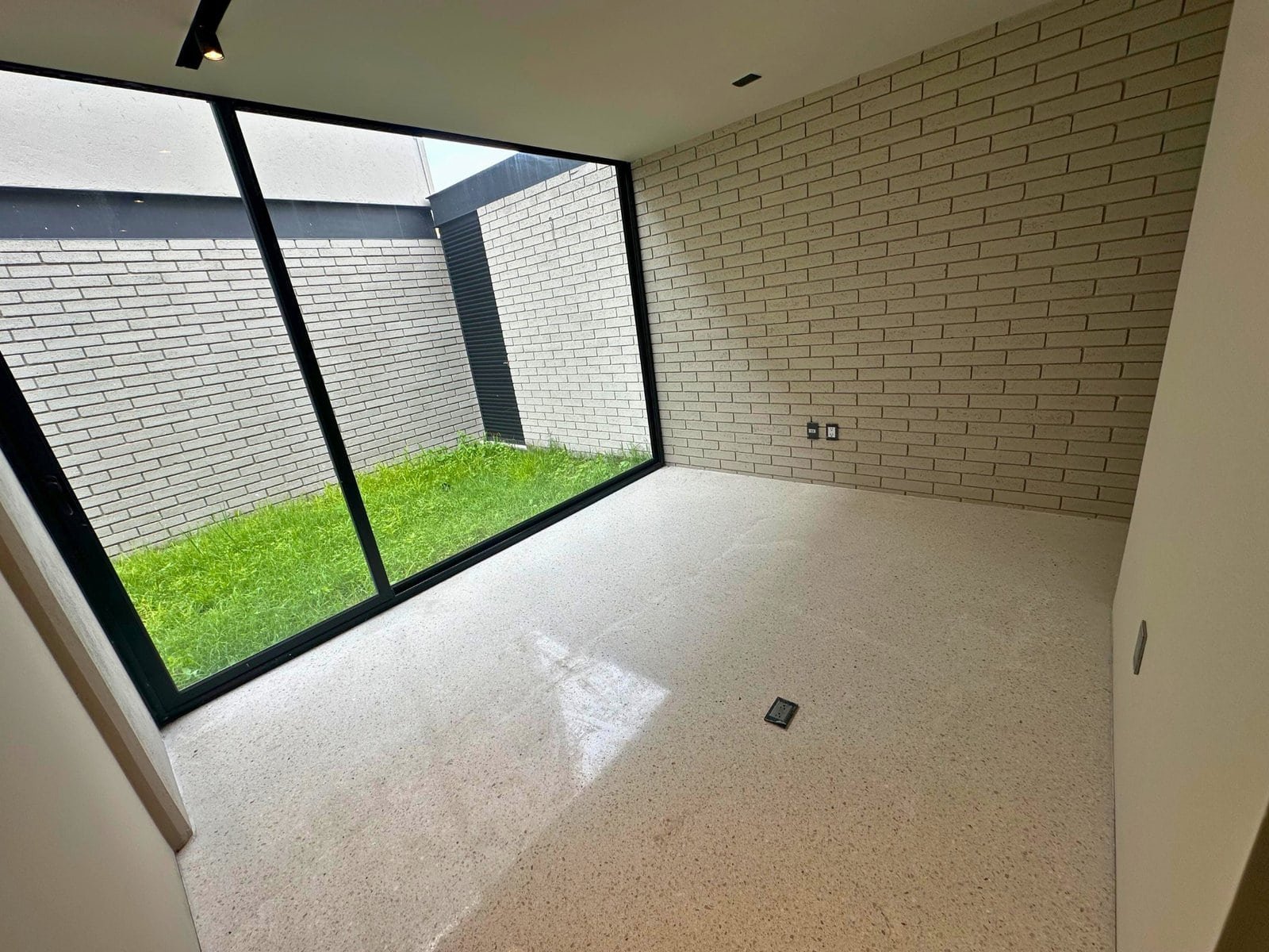 estudio o recamara en planta baja de casa en lomas del campanario norte, Querétaro.