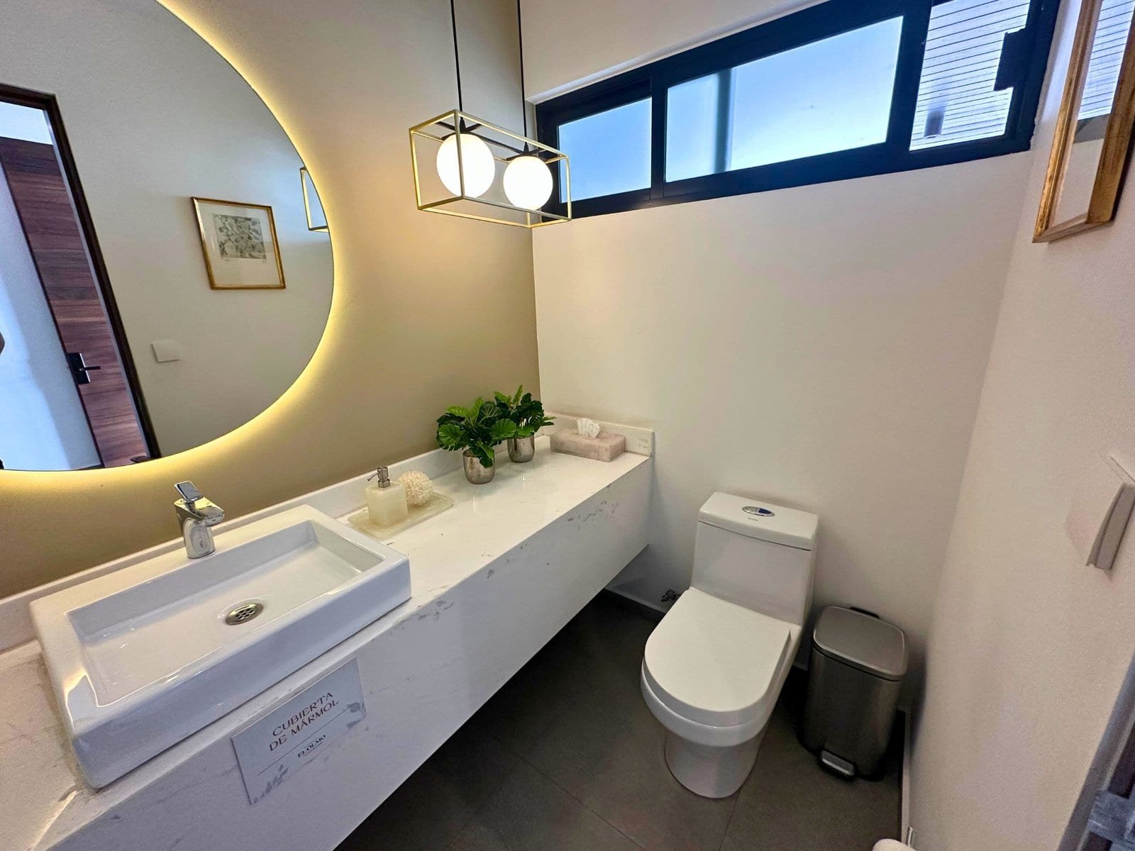 medio baño de visitas con barra de cuarzo en casas en venta en nuevo refugio el olmo