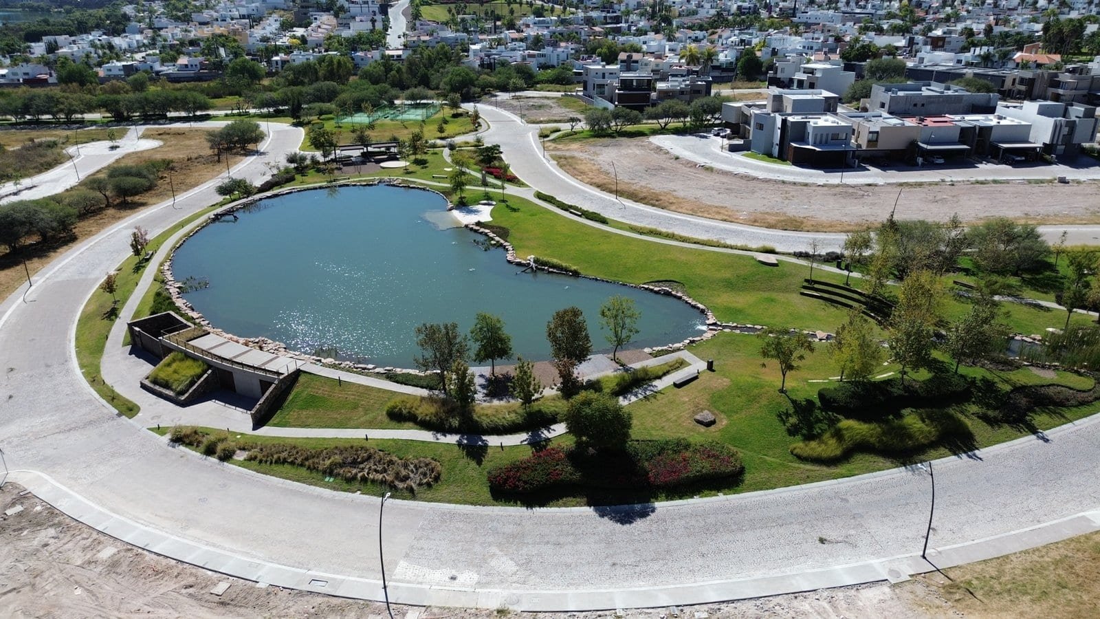 terreno en venta en lago de juriquilla vista aerea 1