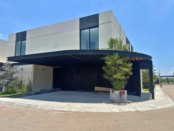 Fachada de casa de lujo en campanario norte, querétaro.