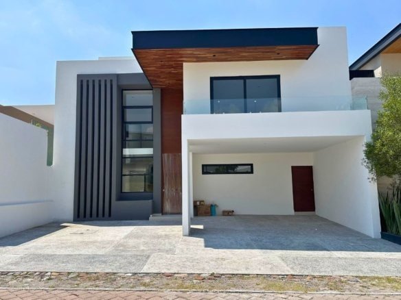 fachada de amplia casa en la vista residencial, queretaro.
