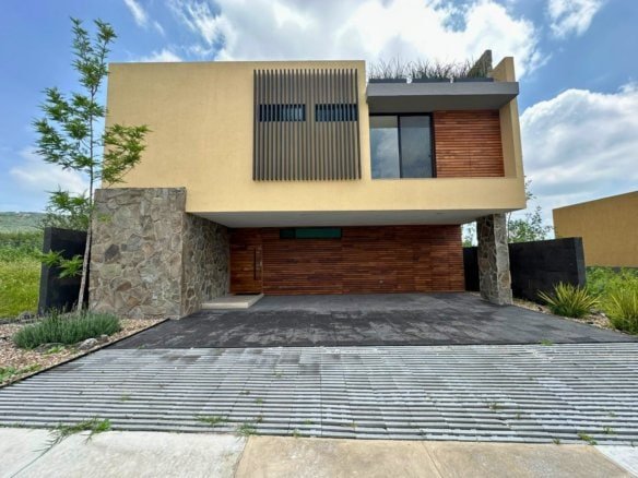 fachada de casa en la espiga queretaro con recamara en planta baja