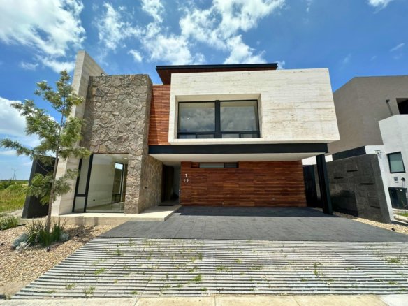 fachada de casa con alberca en La Espiga Querétaro.