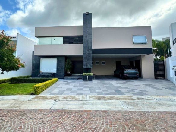 fachada de Casa con amplio jardín en Cumbres del lago, Juriquilla, Querétaro.