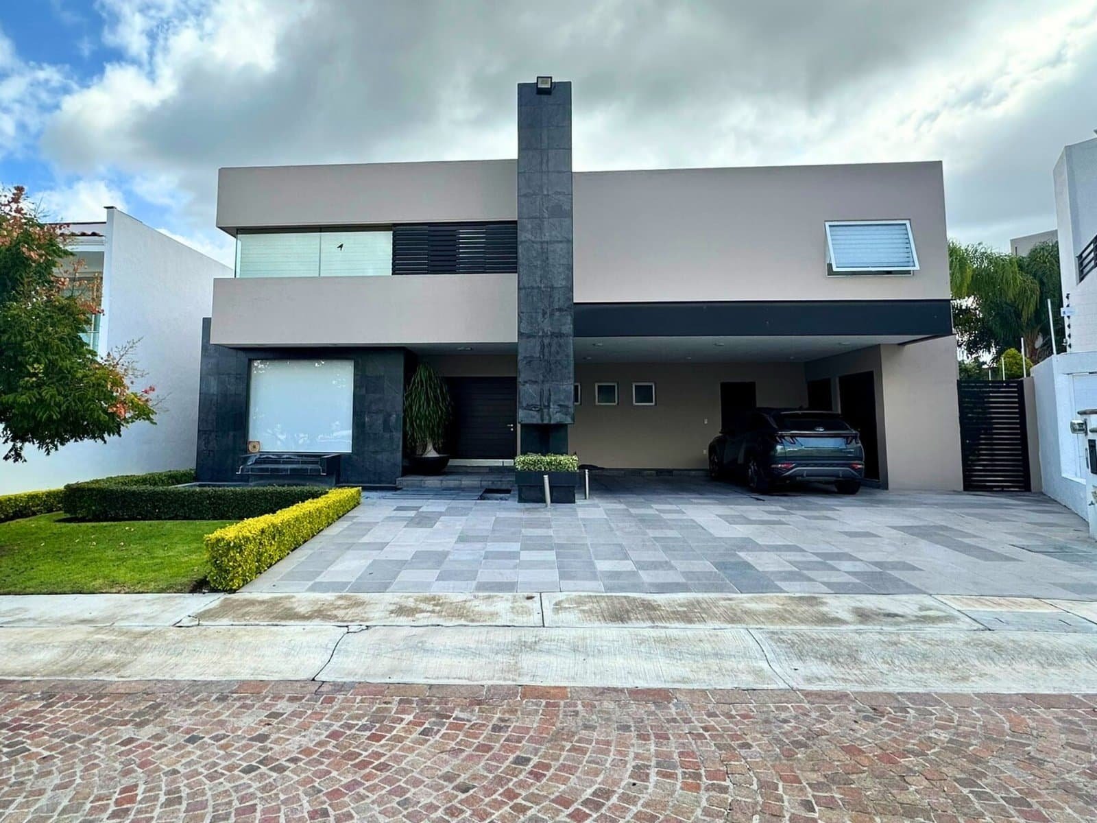 fachada de Casa con amplio jardín en Cumbres del lago, Juriquilla, Querétaro.