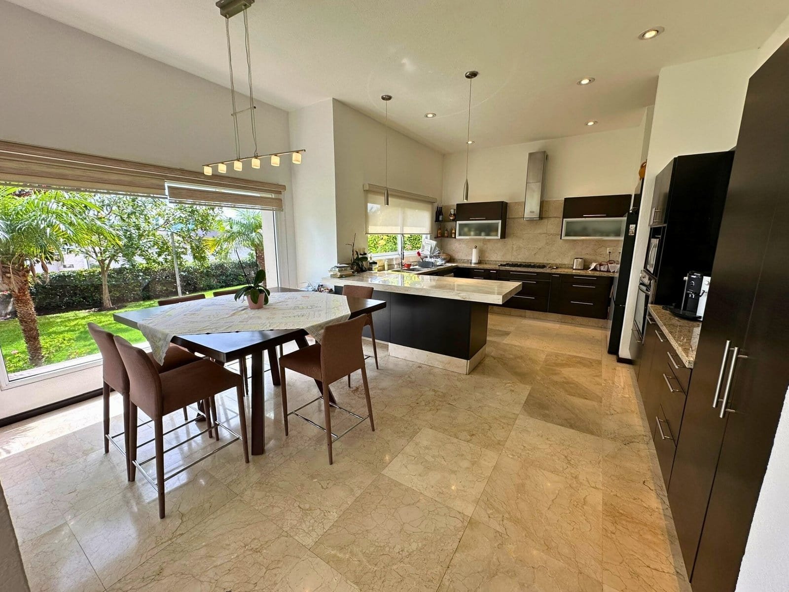 cocina y desayunador de Casa con amplio jardín en Cumbres del lago, Juriquilla, Querétaro.