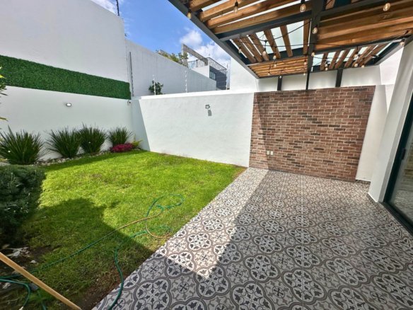 jardín 1 de Casa en Zibatá, Querétaro | 5 Recámaras