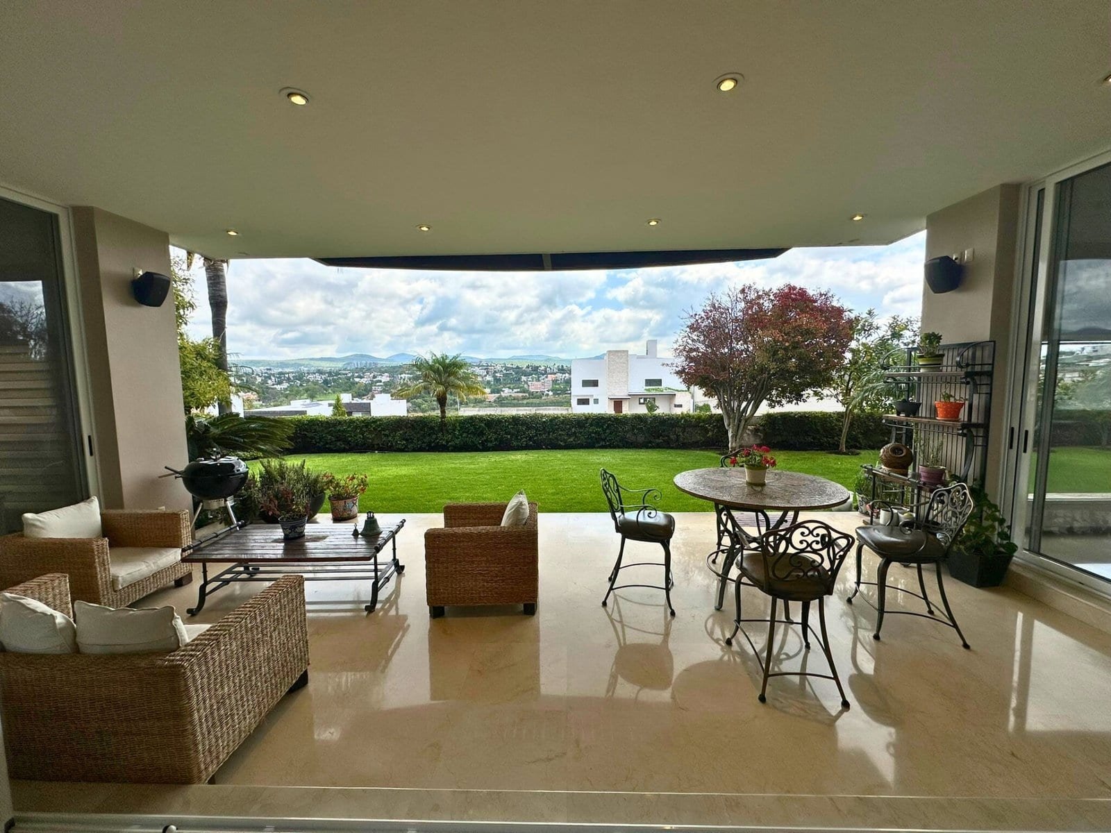 terraza de Casa con amplio jardín en Cumbres del lago, Juriquilla, Querétaro.