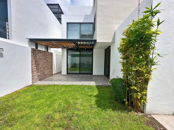vista del jardín de Casa en Zibatá, Querétaro | 5 Recámaras