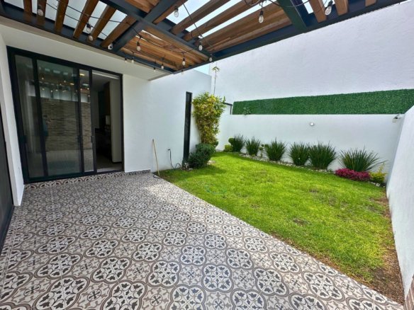 jardín 2 de Casa en Zibatá, Querétaro | 5 Recámaras
