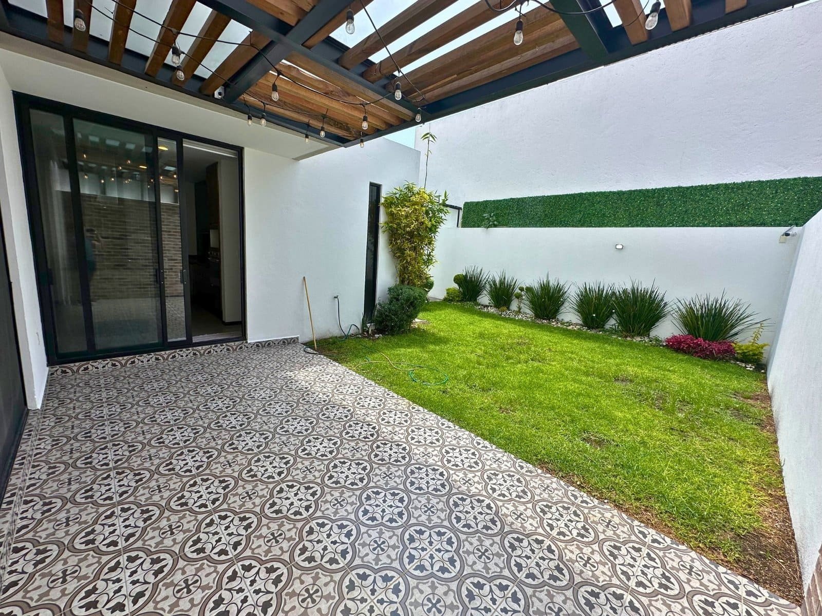 jardín 2 de Casa en Zibatá, Querétaro | 5 Recámaras