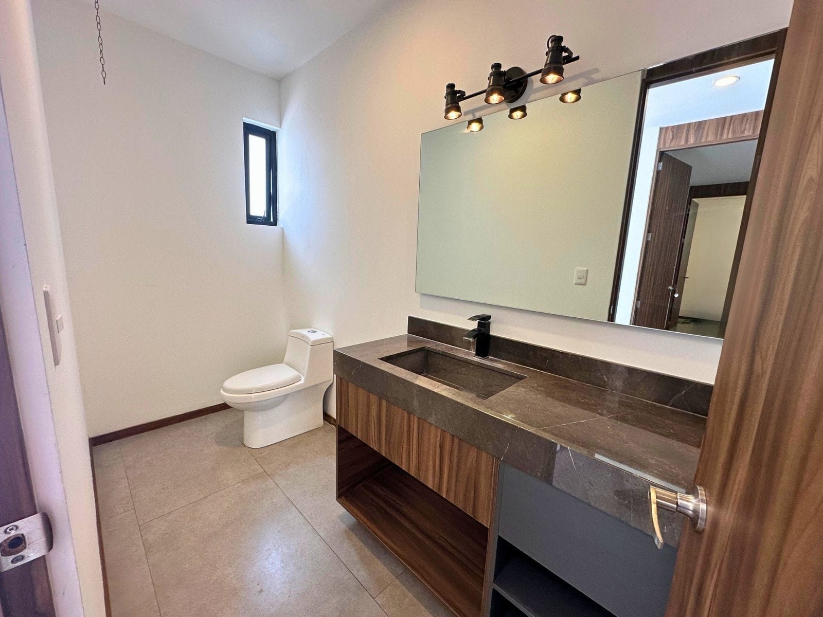 medio baño de Casa en Zibatá, Querétaro | 5 Recámaras