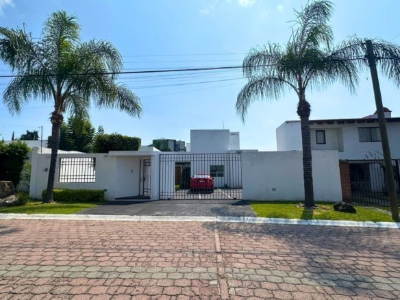 fachada de casa con alberca en Juriquilla, Querétaro. Gran terreno