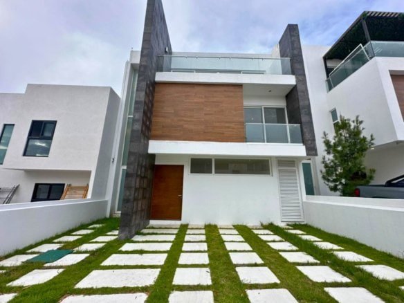fachada de casa con recámaras amplias en Zibatá, Querétaro.