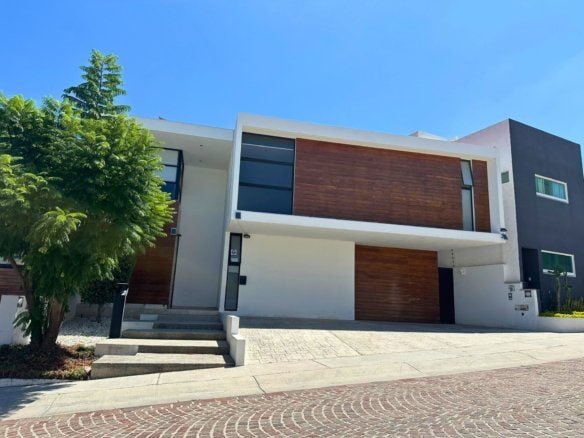 fachada de casa con alberca en Cumbres del Lago, Juriquilla, Querétaro.