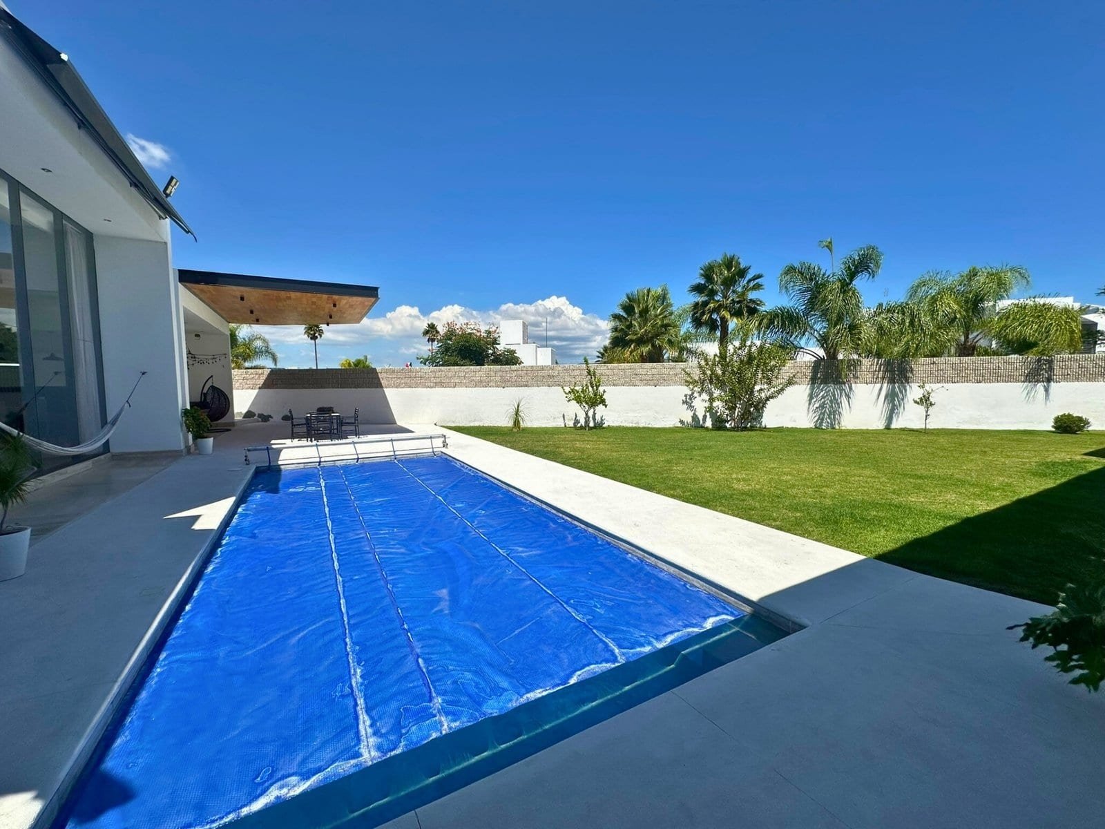 alberca y terraza de residencia en balcones de juriquilla de 1 piso.