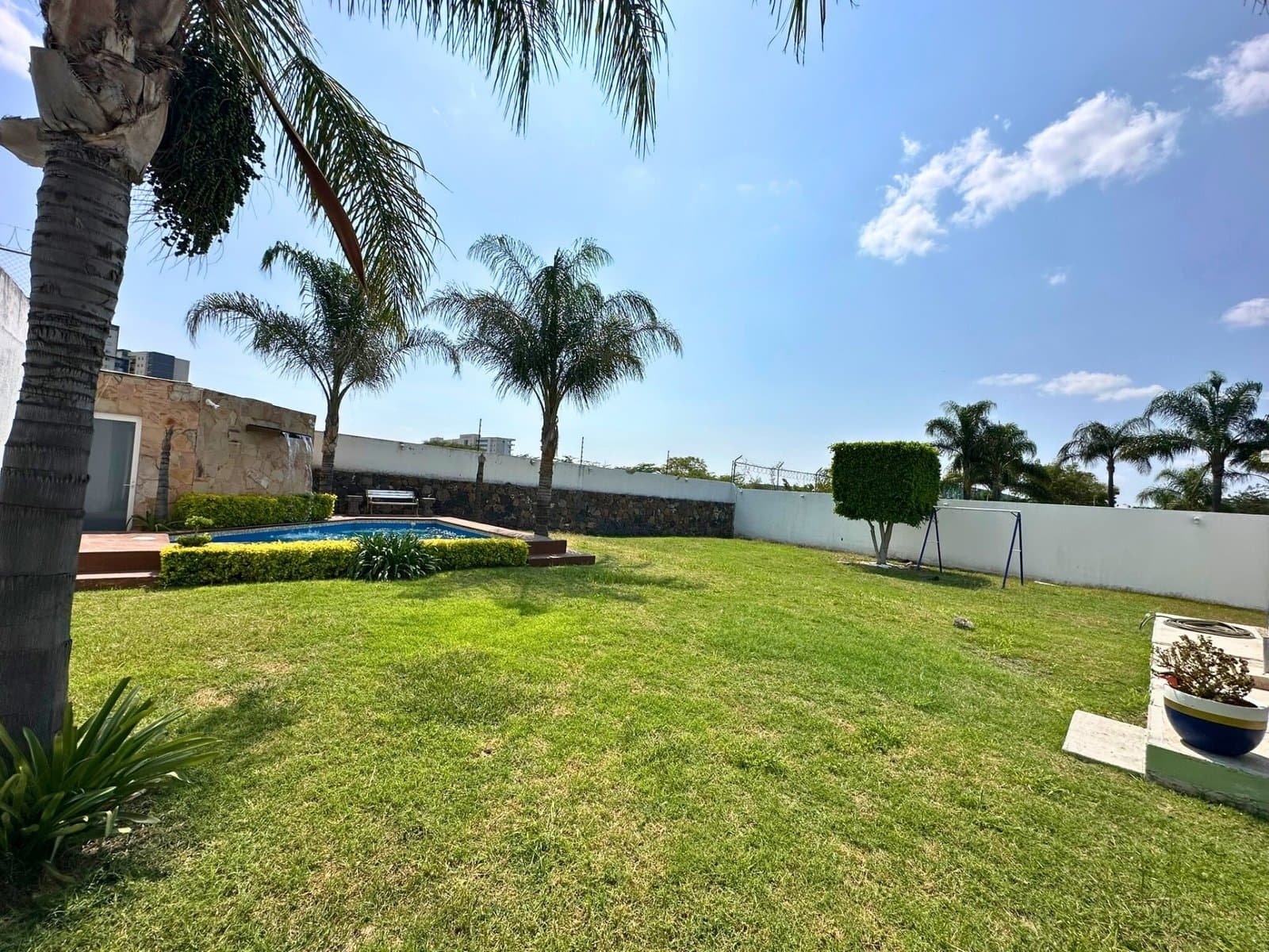 jardin de casa con alberca en Juriquilla, Querétaro.
