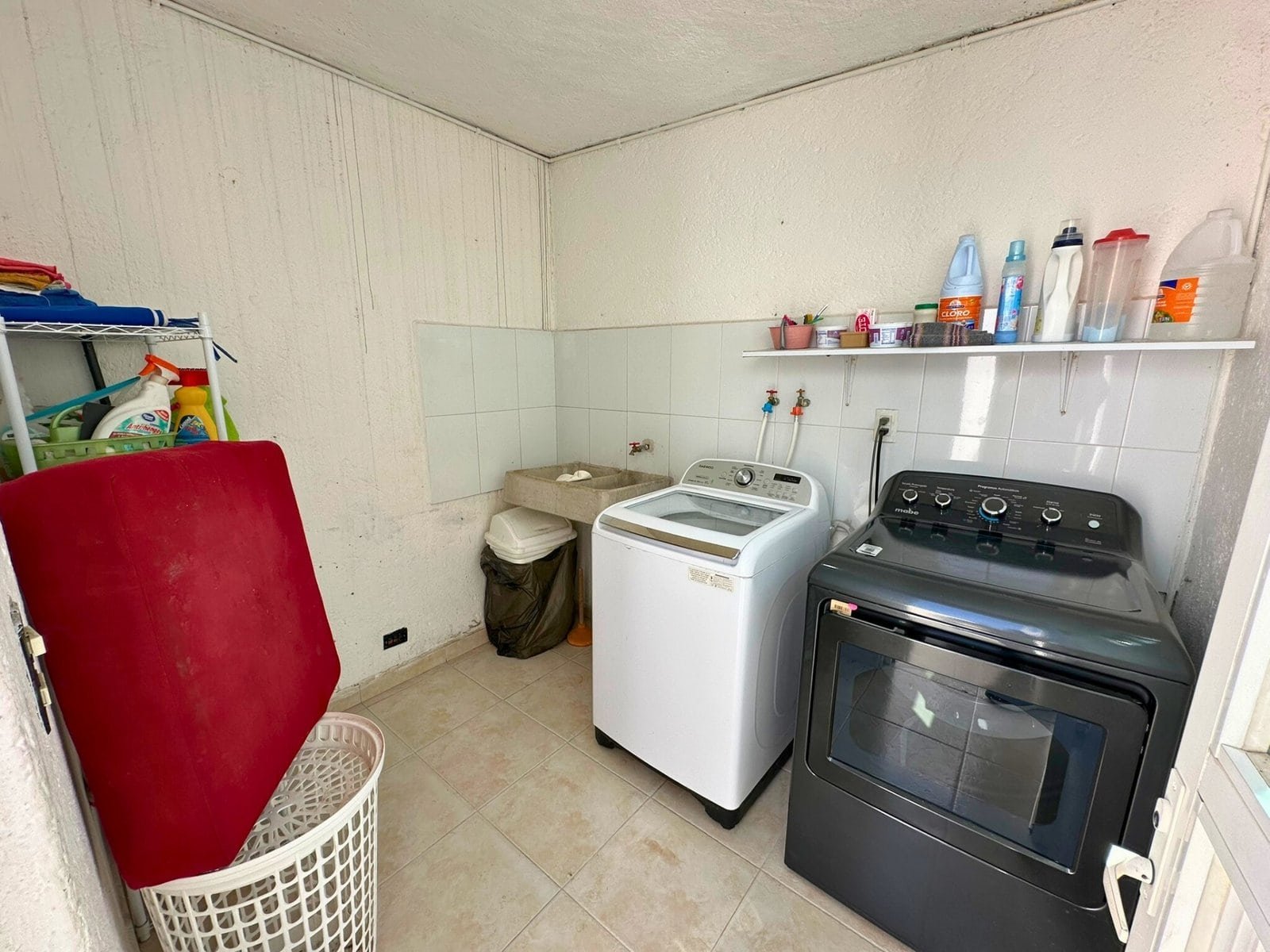 cuarto de lavado de casa con alberca en Juriquilla, Querétaro.