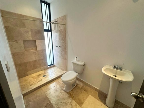 baño de servicio de casa con alberca en Cumbres del Lago, Juriquilla, Querétaro.