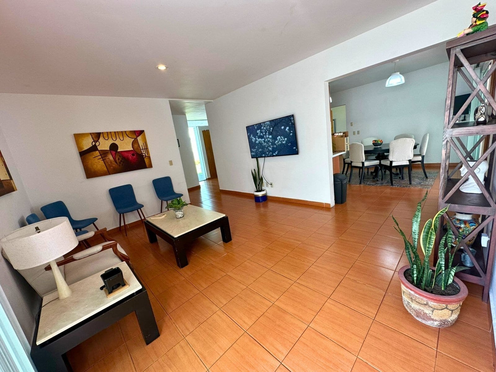 sala de tv de casa con alberca en Juriquilla, Querétaro.