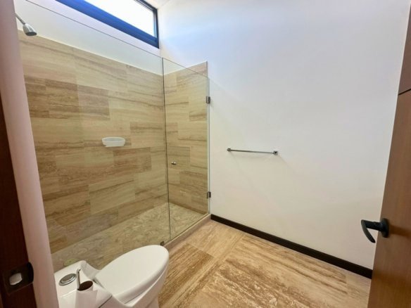 2 baños completos de recamaras de visita de residencia en balcones de juriquilla de 1 piso.