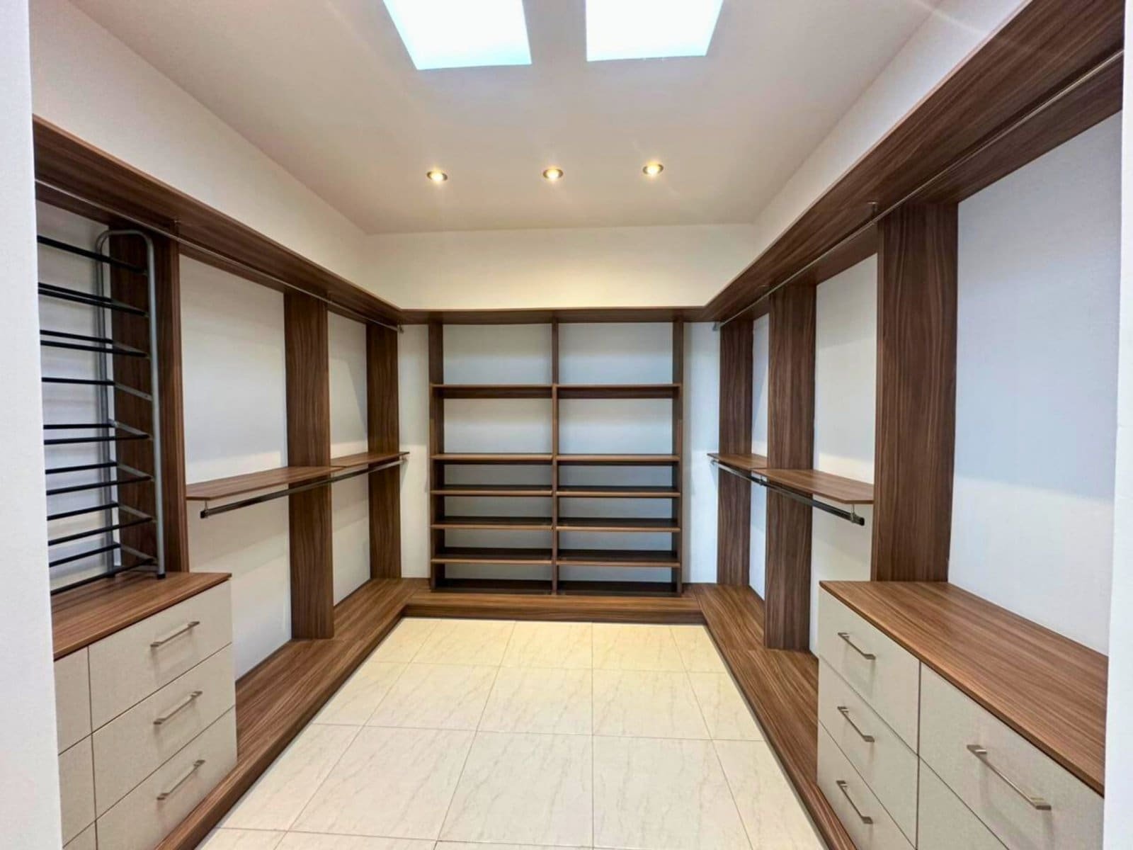 vestidor de casa con rooftop en Zibatá, Querétaro.
