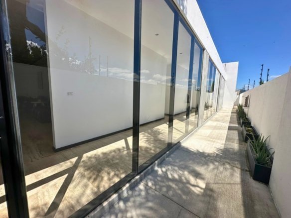 pasillo de recamaras de residencia en balcones de juriquilla de 1 piso.