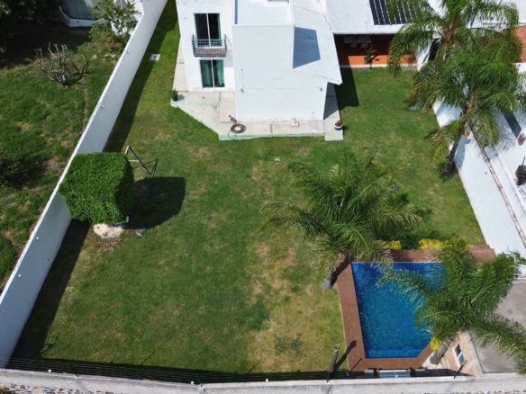 foto dron de casa con alberca en Juriquilla, Querétaro.