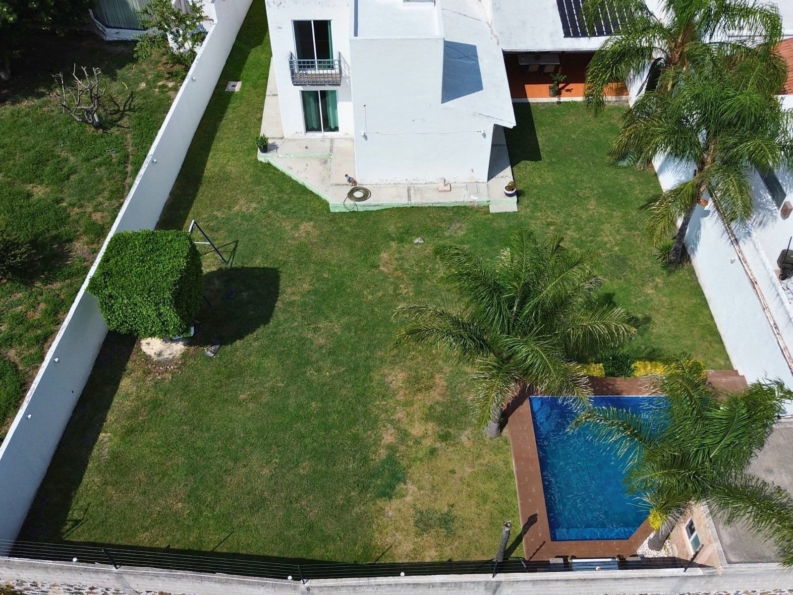 foto dron de casa con alberca en Juriquilla, Querétaro.