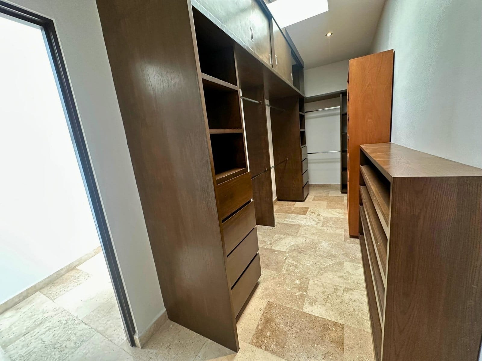 vestidor de casa con alberca en Cumbres del Lago, Juriquilla, Querétaro.