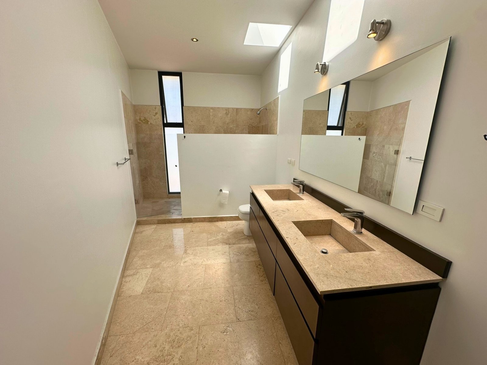 baño principal de casa con alberca en Cumbres del Lago, Juriquilla, Querétaro.