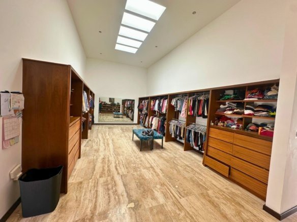 vestidor principal de residencia en balcones de juriquilla de 1 piso.