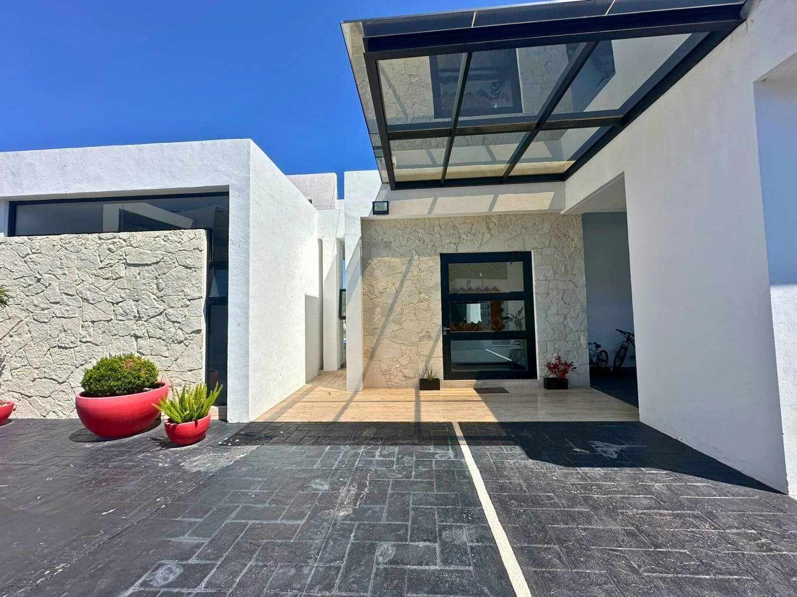 puerta principal de residencia en balcones de juriquilla de 1 piso.