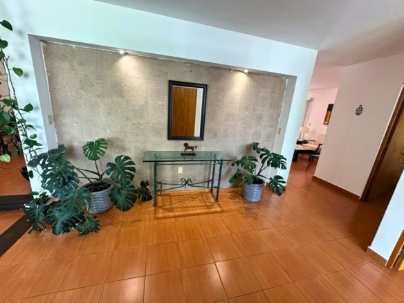 entrada de casa con alberca en Juriquilla, Querétaro.