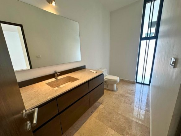 medio baño de casa con alberca en Cumbres del Lago, Juriquilla, Querétaro.