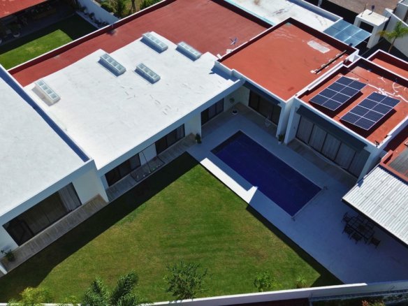 foto dron de residencia en balcones de juriquilla de 1 piso.